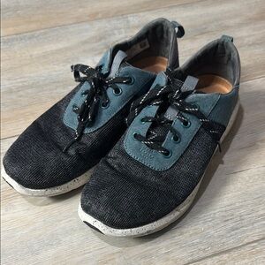 Black and Blue Sleek Low-Top Sneakers